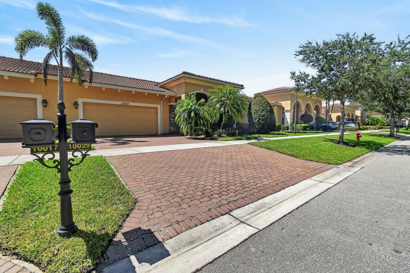 Meticulously maintained 2BR/2BA/2CG villa ideally located close - photo 2