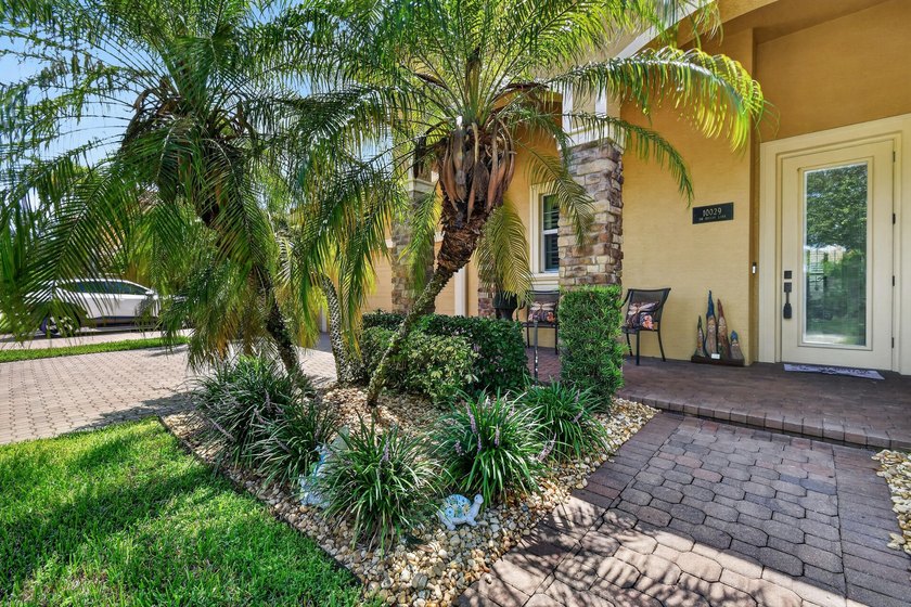 Meticulously maintained 2BR/2BA/2CG villa ideally located close - photo 7