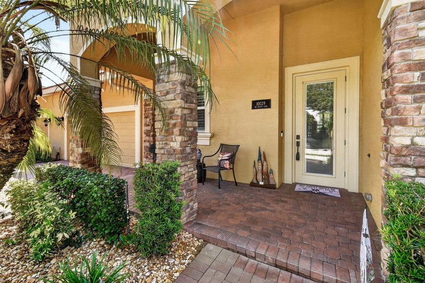 Meticulously maintained 2BR/2BA/2CG villa ideally located close - photo 9