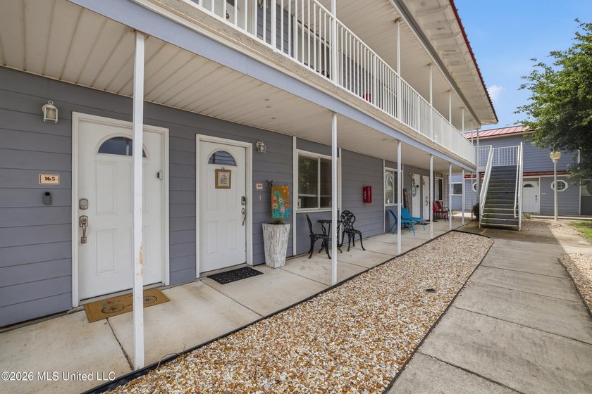 Turnkey Beachside Condo - fully furnished, active established - photo 3
