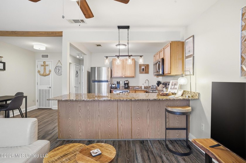 Turnkey Beachside Condo - fully furnished, active established - photo 10
