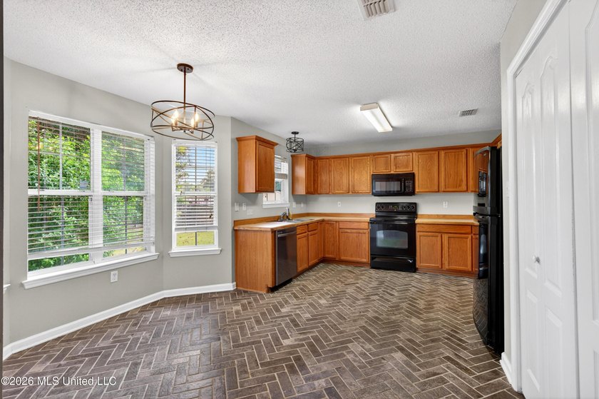 Cozy Home located on a sizable corner lot of Orange Grove in - photo 9