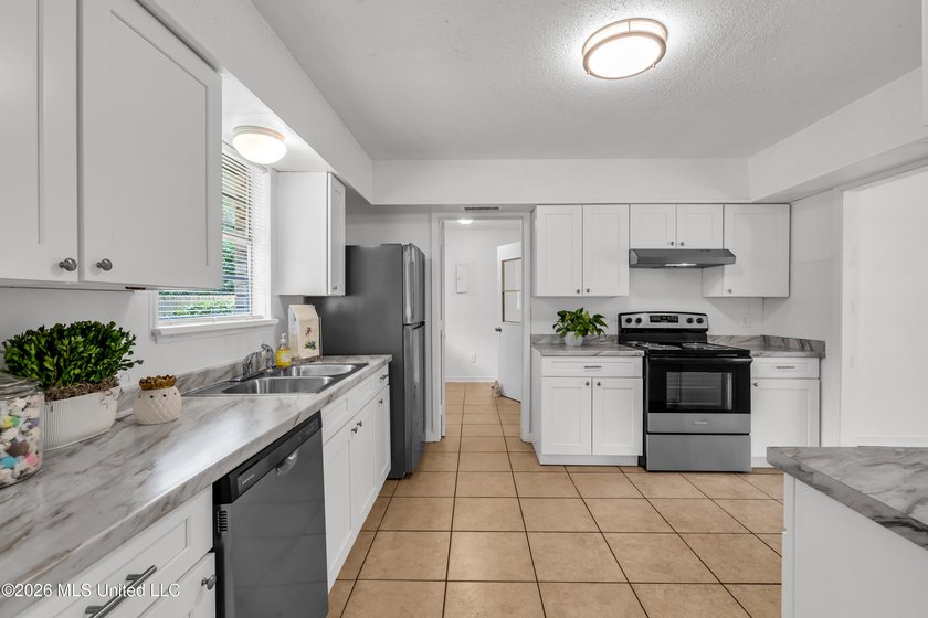 Welcome home to this beautifully updated 3-bedroom, 2-bath - photo 3