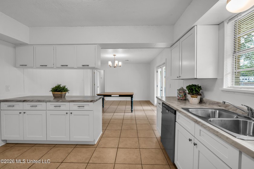 Welcome home to this beautifully updated 3-bedroom, 2-bath - photo 4