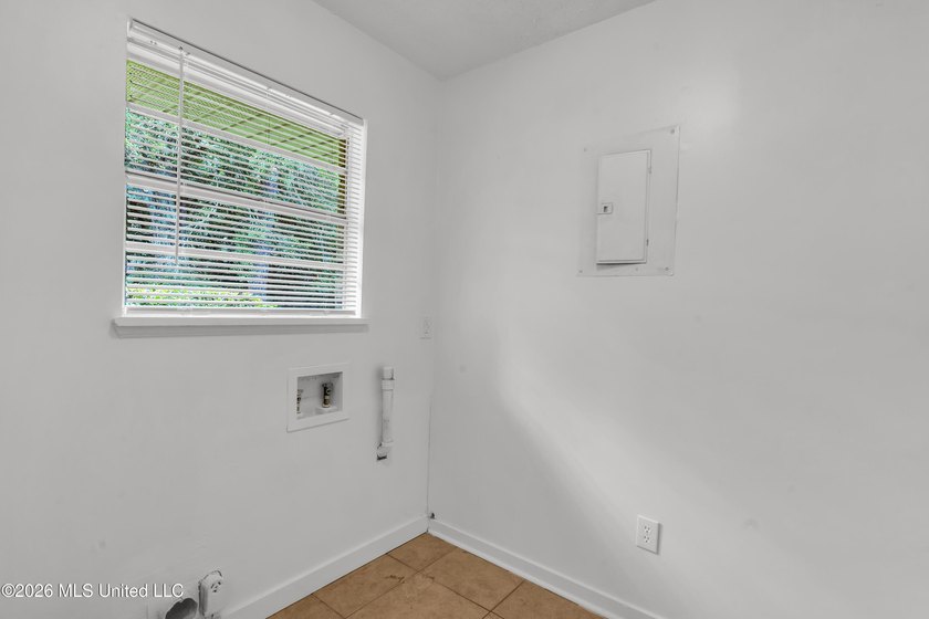 Welcome home to this beautifully updated 3-bedroom, 2-bath - photo 6