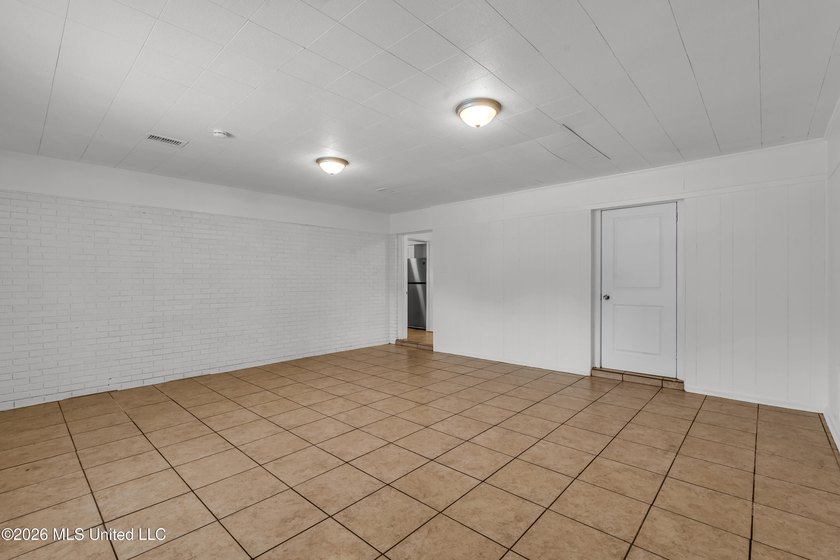 Welcome home to this beautifully updated 3-bedroom, 2-bath - photo 7