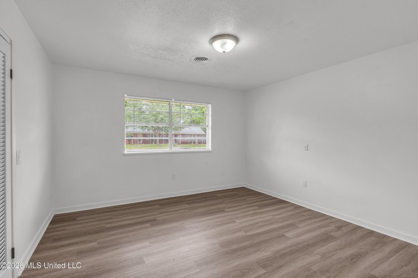 Welcome home to this beautifully updated 3-bedroom, 2-bath - photo 9