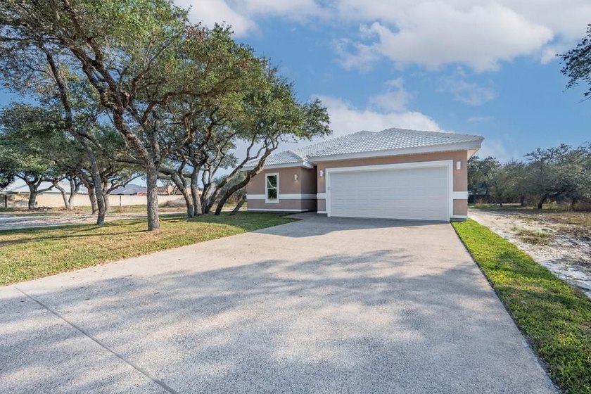 Beautiful new 3/2/2 home in secluded St. Andrews Place, nestled - photo 2