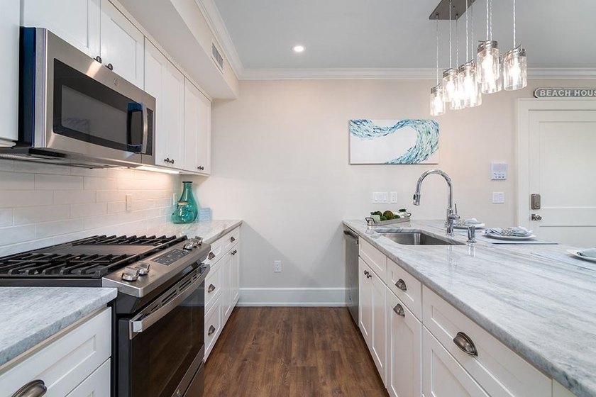 Rare find in the heart of Newport! This young, FIRST FLOOR ONE - photo 13
