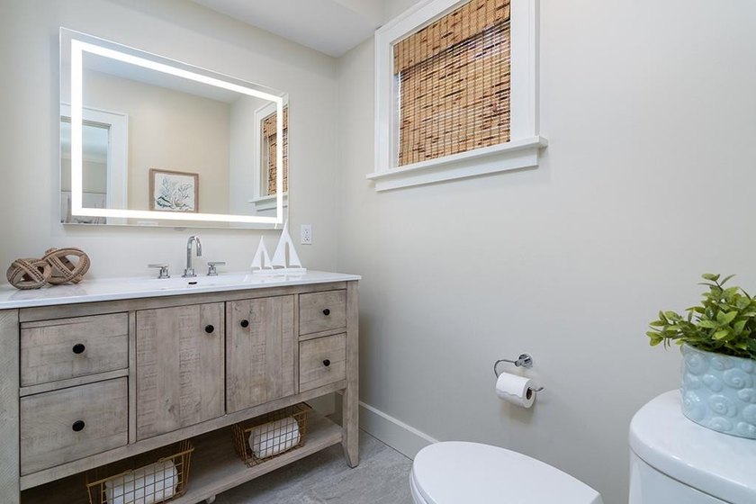Rare find in the heart of Newport! This young, FIRST FLOOR ONE - photo 21