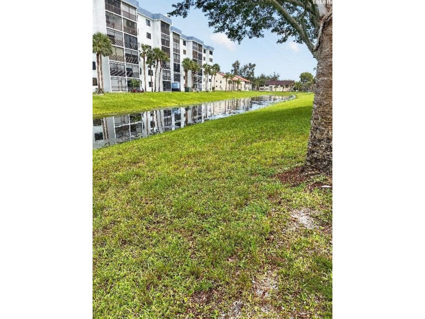 EXCITING opportunity in Lucerne Lakes! This 4th-floor Lake Worth - photo 2