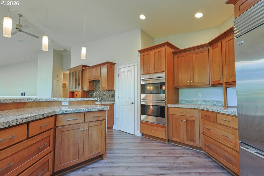 Thoughtfully designed with spacious rooms and an open, vaulted - photo 15