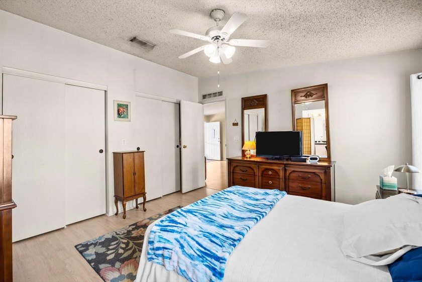 Enjoy lakeside living in this 3-bedroom, 2-bath home located in - photo 19