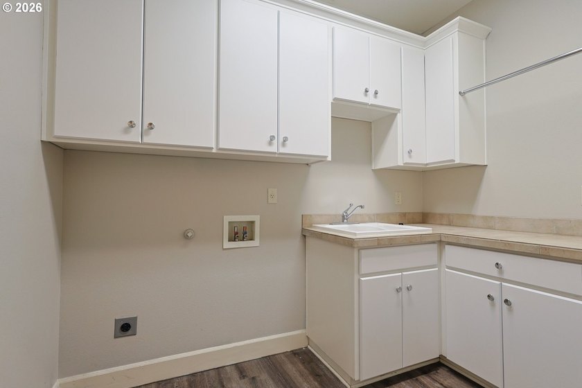 Thoughtfully designed with spacious rooms and an open, vaulted - photo 24