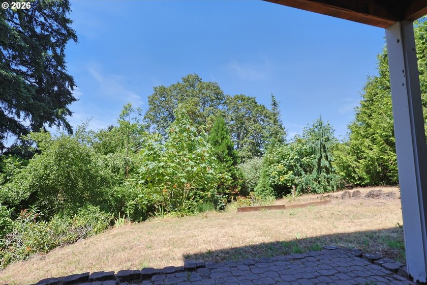 Thoughtfully designed with spacious rooms and an open, vaulted - photo 36
