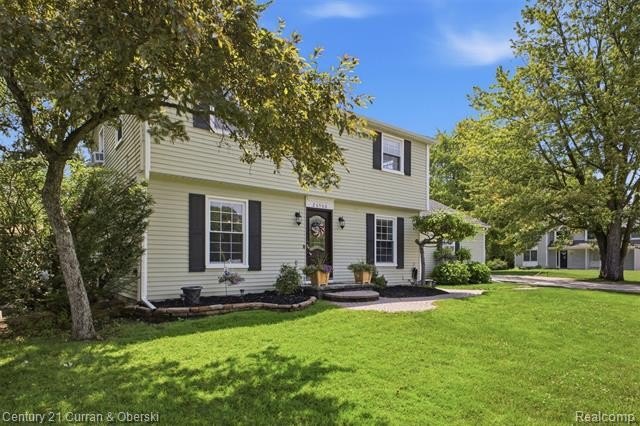 Charming Colonial nestled on a beautifully tree lot, plus an - photo 4