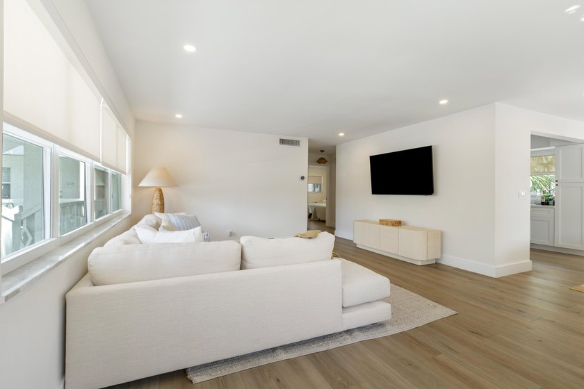 Welcome to this beautifully renovated 2-bedroom, 2-bath, 1060 sq - photo 3