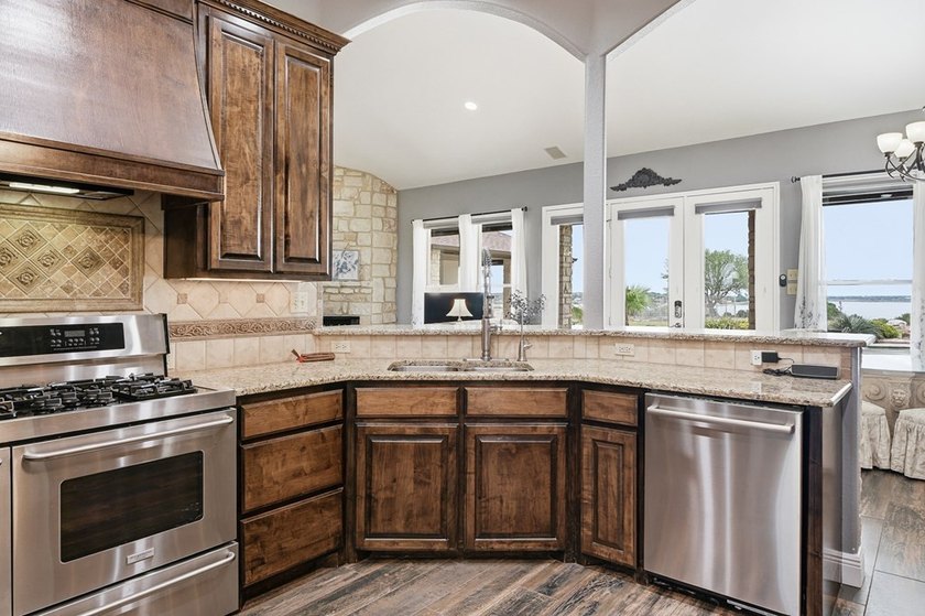 Welcome to this exceptional retreat where luxury, privacy, &amp; - photo 12