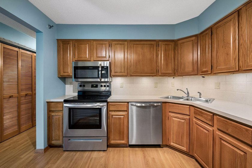 Move right into this beautifully updated condo featuring a - photo 15