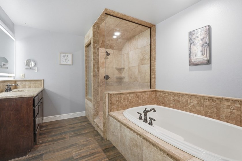 Welcome to this exceptional retreat where luxury, privacy, &amp; - photo 17