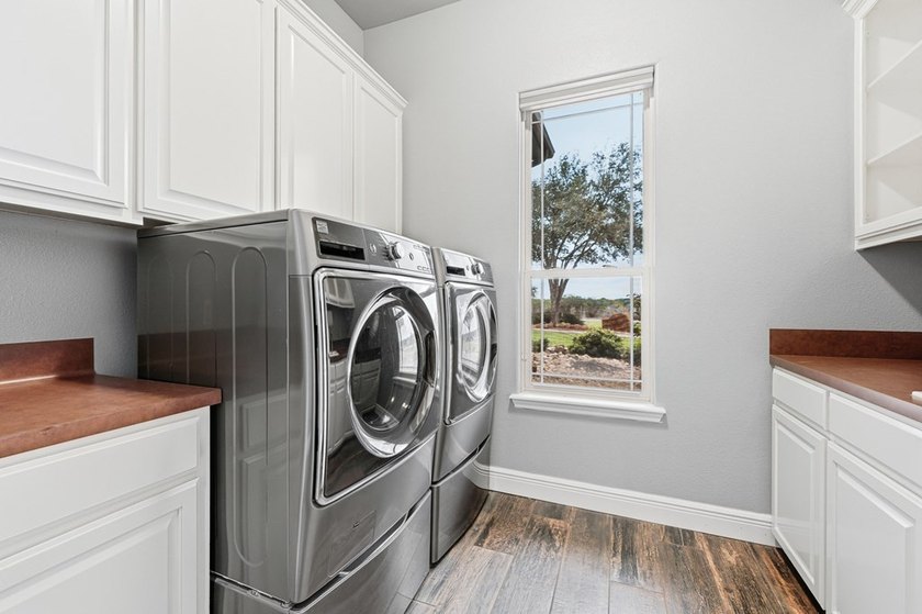 Welcome to this exceptional retreat where luxury, privacy, &amp; - photo 21