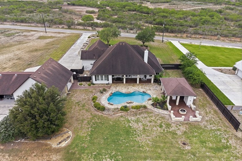Welcome to this exceptional retreat where luxury, privacy, &amp; - photo 27