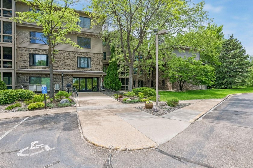 Move right into this beautifully updated condo featuring a - photo 29