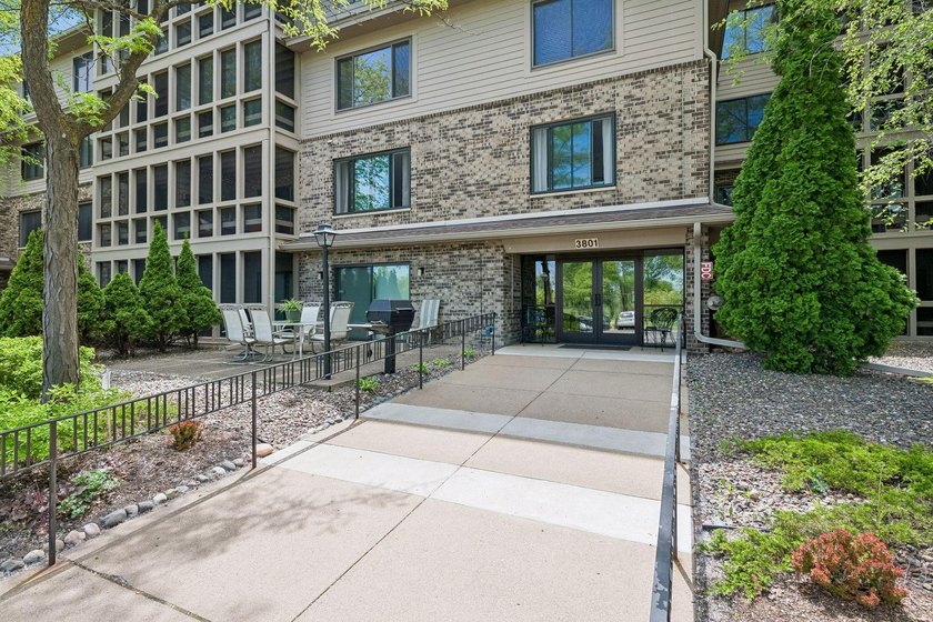 Move right into this beautifully updated condo featuring a - photo 30