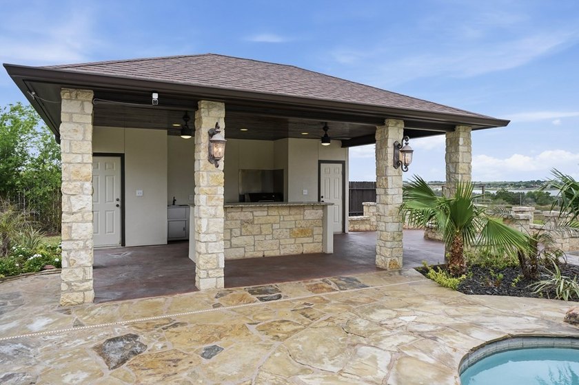 Welcome to this exceptional retreat where luxury, privacy, &amp; - photo 33