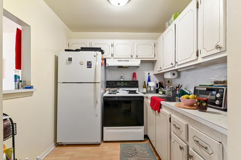 Welcome to this charming one-bedroom, one-and-a-half-bath - photo 8