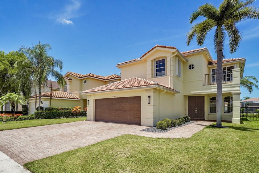 This beautifully maintained 4-bedroom, 2.5-bathroom home - photo 2