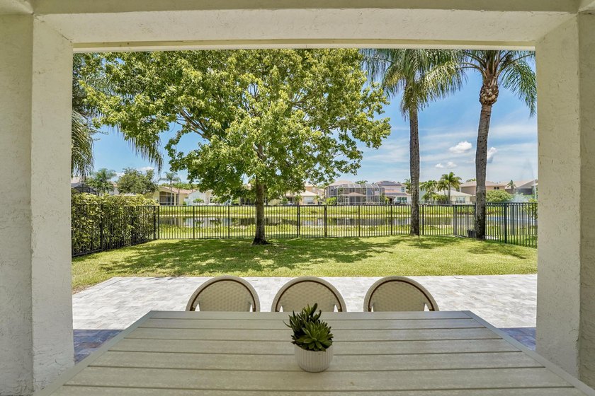 This beautifully maintained 4-bedroom, 2.5-bathroom home - photo 3