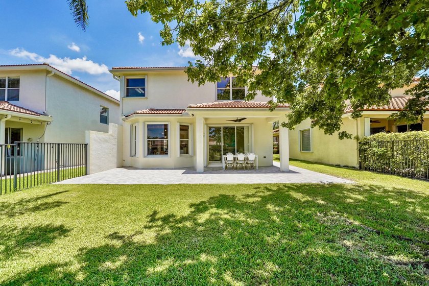 This beautifully maintained 4-bedroom, 2.5-bathroom home - photo 4