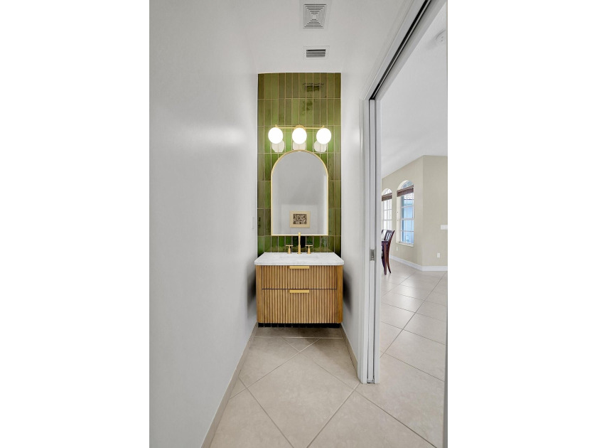 This beautifully maintained 4-bedroom, 2.5-bathroom home - photo 6