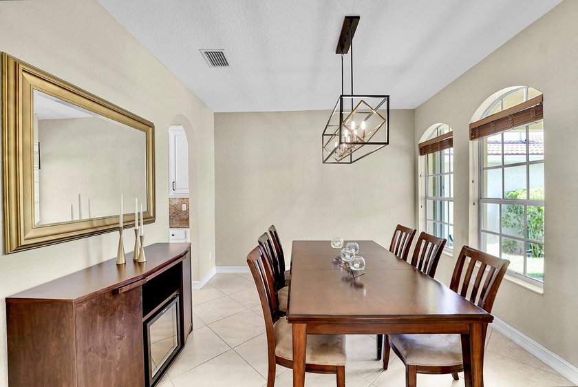 This beautifully maintained 4-bedroom, 2.5-bathroom home - photo 7