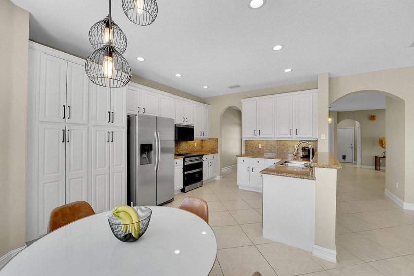 This beautifully maintained 4-bedroom, 2.5-bathroom home - photo 9