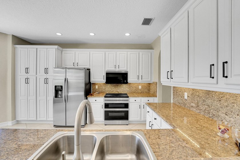 This beautifully maintained 4-bedroom, 2.5-bathroom home - photo 10