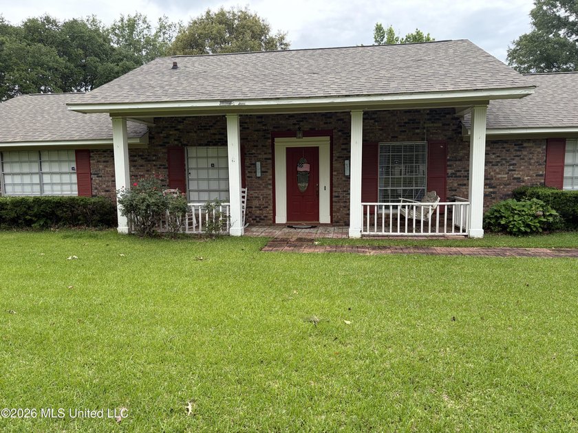 Beautiful, well-maintained home nestled on a peaceful 1.13-acre - photo 2