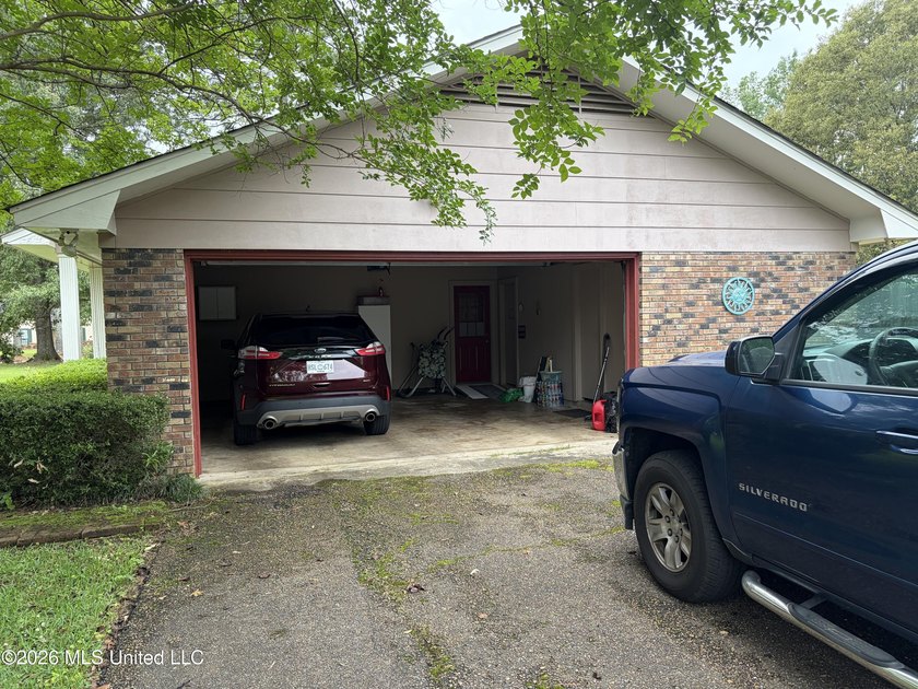 Beautiful, well-maintained home nestled on a peaceful 1.13-acre - photo 6