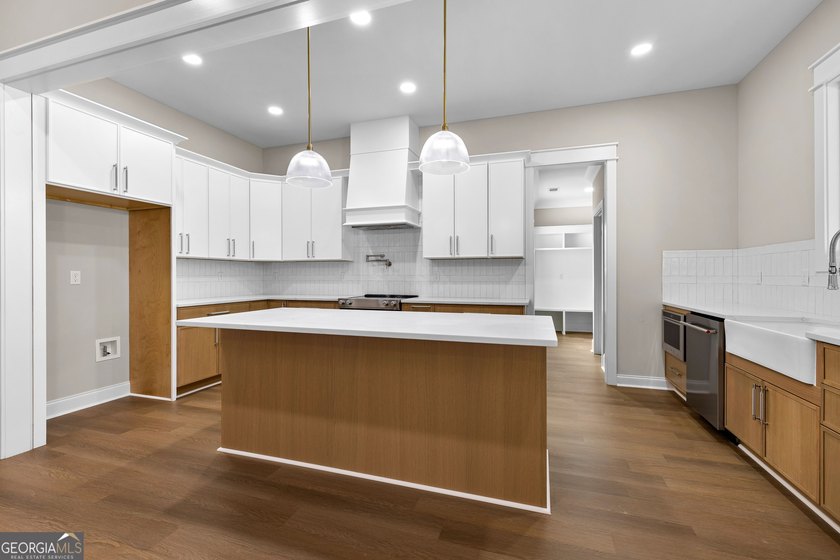 Stunning new construction overlooking a private lake, offering a - photo 23