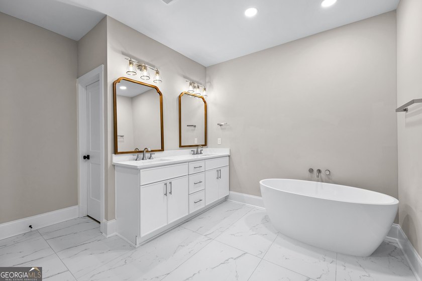 Stunning new construction overlooking a private lake, offering a - photo 33
