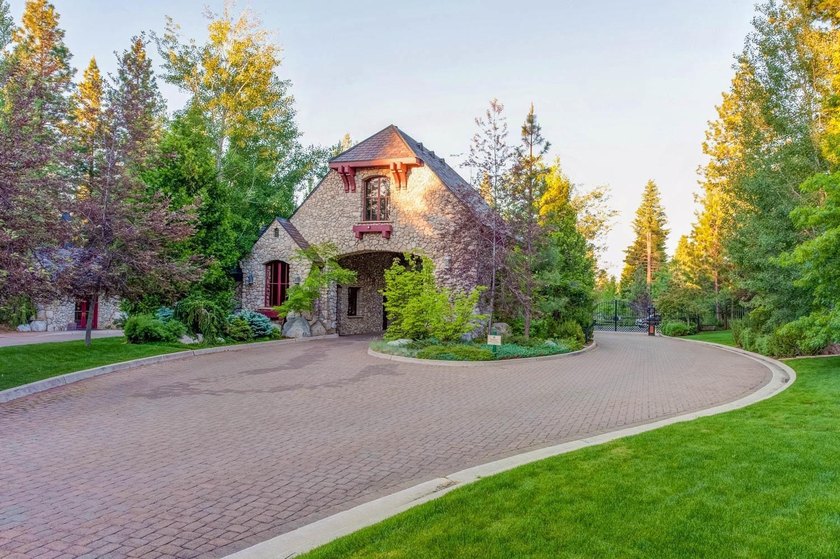 Superior nice level lot in the Foxwood Community. All utilities - photo 5