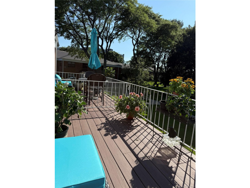 Welcome to this bright and spacious corner 2 bedroom, 2 bath - photo 33