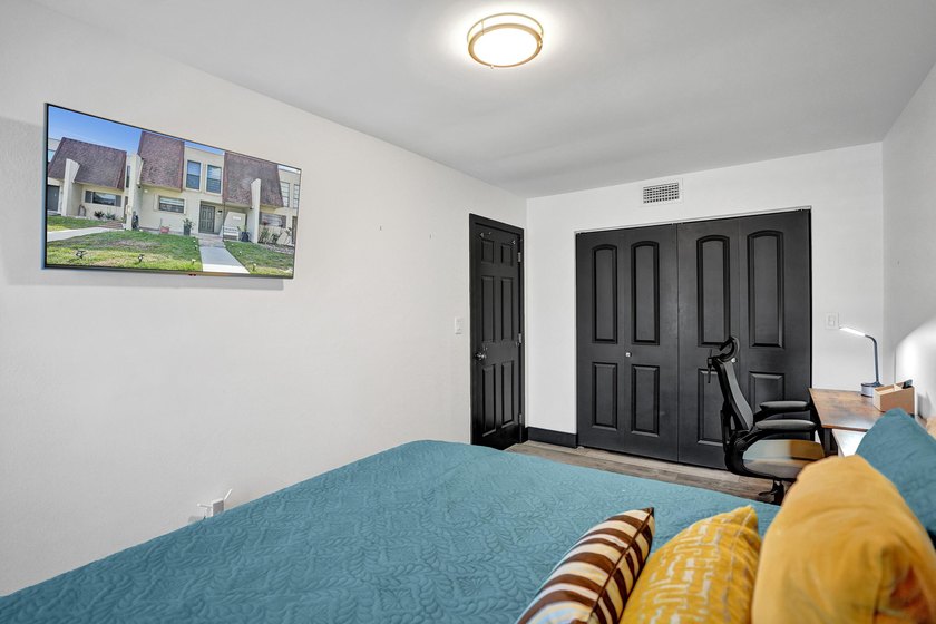 Beautifully updated 3-bedroom, 2.5-bath townhouse in a highly - photo 21