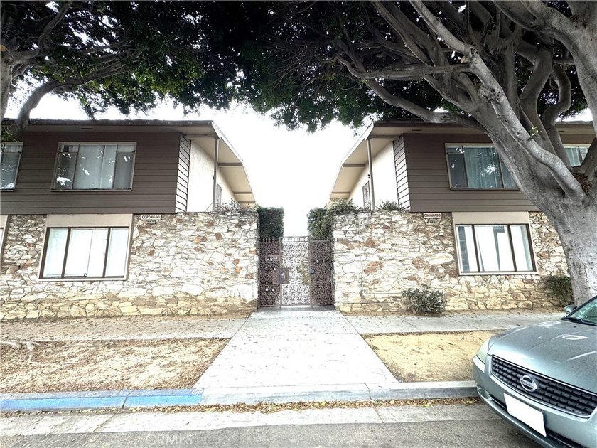 Welcome to coastal living in the heart of Long Beach! This - photo 2