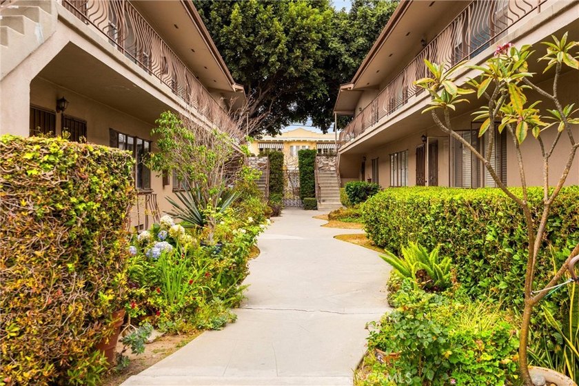 Welcome to coastal living in the heart of Long Beach! This - photo 4