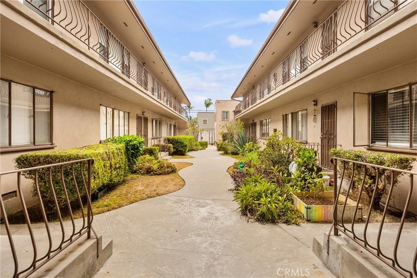 Welcome to coastal living in the heart of Long Beach! This - photo 5