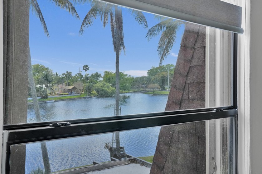 Beautifully updated 3-bedroom, 2.5-bath townhouse in a highly - photo 27