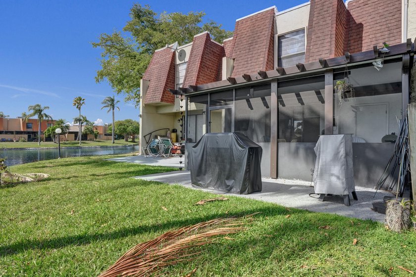 Beautifully updated 3-bedroom, 2.5-bath townhouse in a highly - photo 34