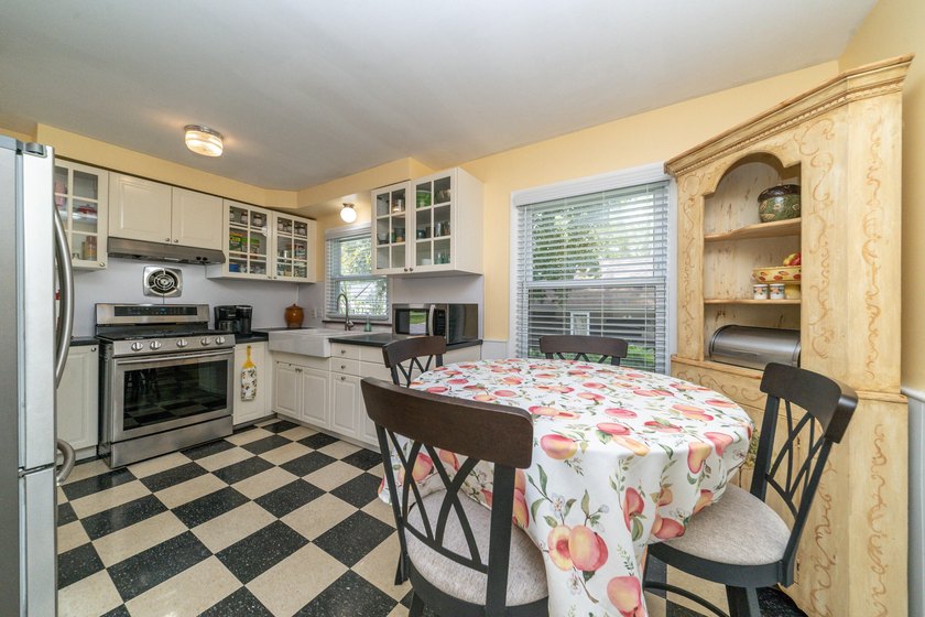 5/31 OPEN HOUSE CANCELLED. WELCOME HOME to this lovely gem of a - photo 12